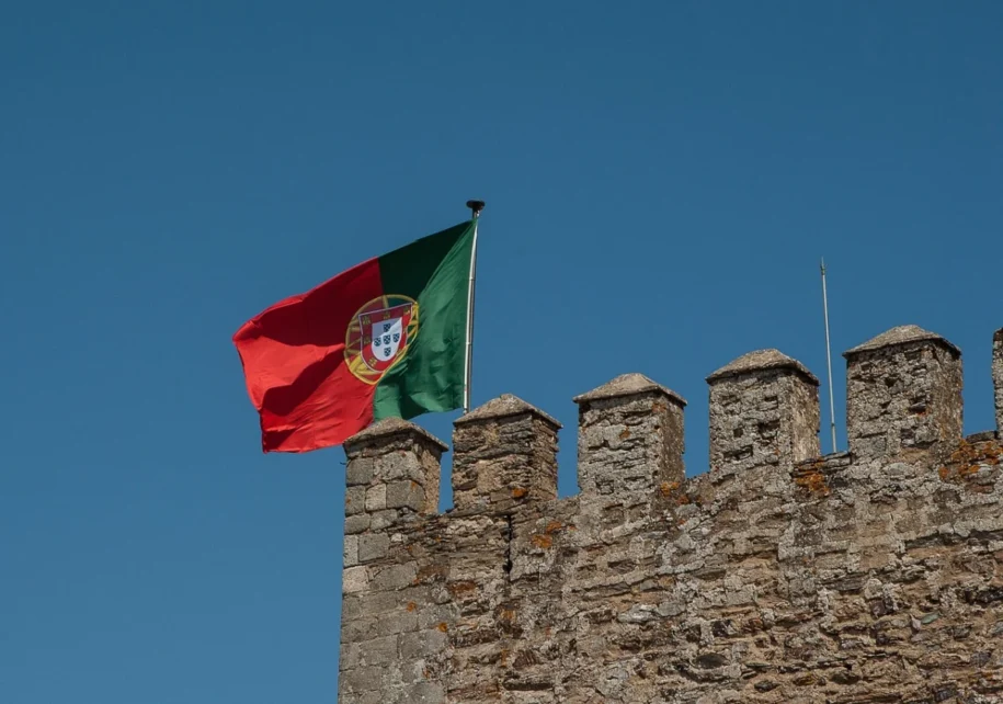 Tempestade Leonardo atinge Portugal e Espanha; eleições em risco com André Ventura