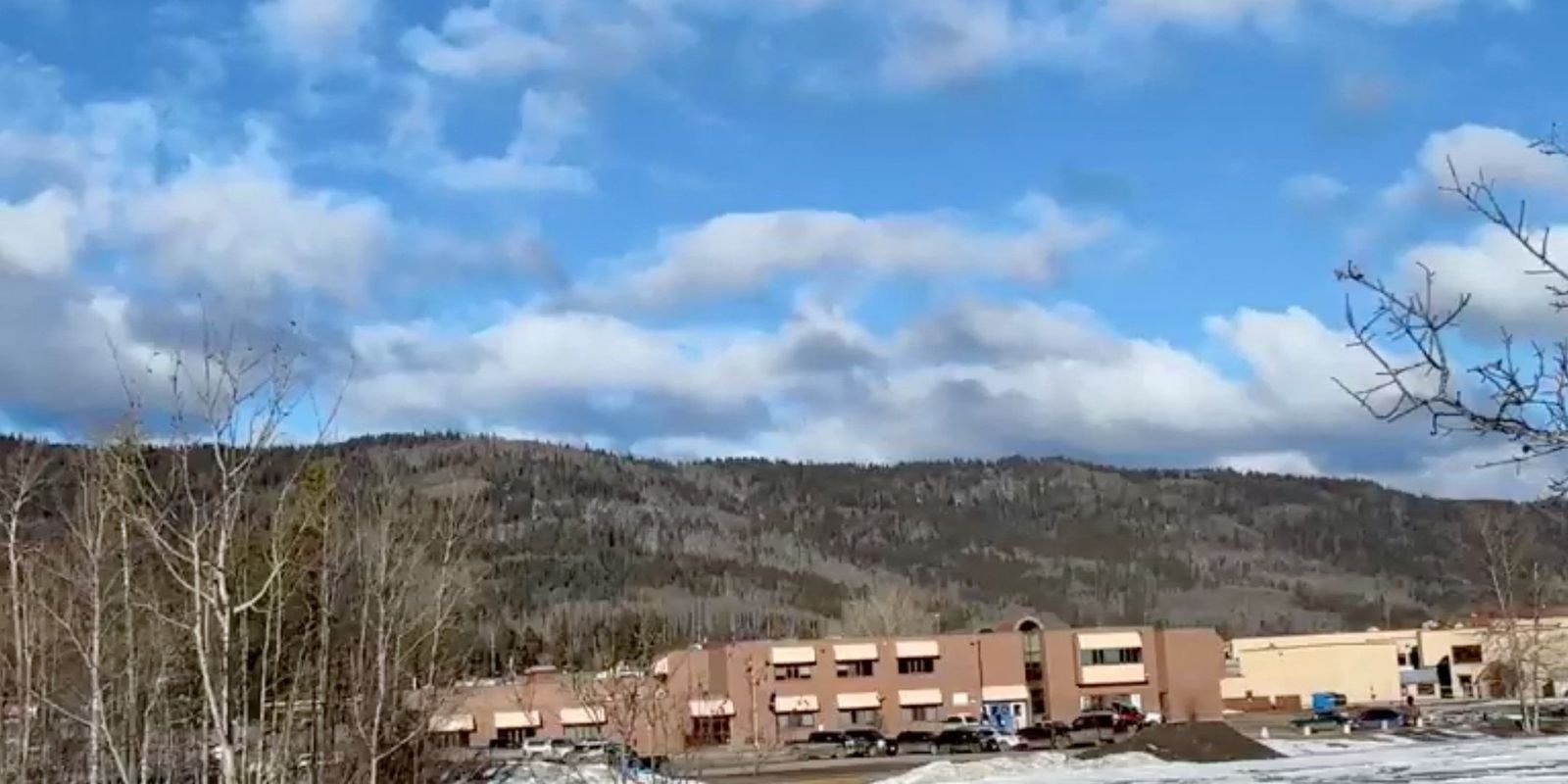 Tumbler Ridge vive tragédia: 10 mortos em tiroteio em escola secundária