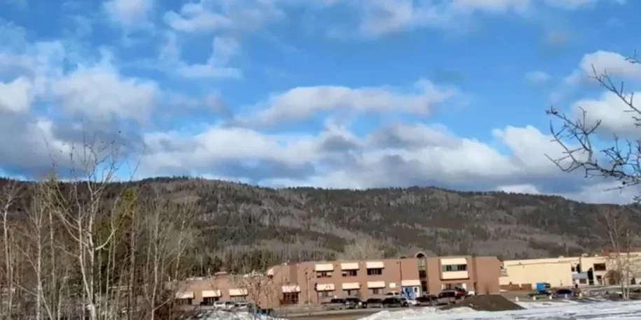 Tumbler Ridge vive tragédia: 10 mortos em tiroteio em escola secundária