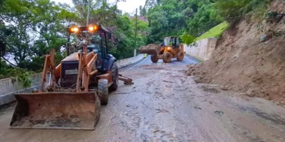 Ubatuba decreta estado de emergência após chuvas devastadoras e naufrágio trágico