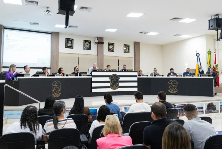 Vereador Márcio Silva (DC) aprova aumento salarial enquanto critica tarifa de água