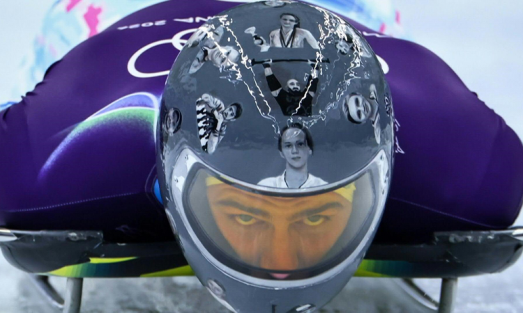 Vladislav Heraskevych é desclassificado após usar capacete com homenagens a mortos