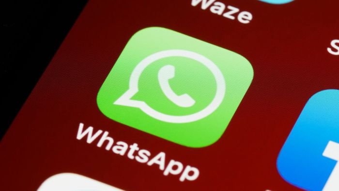 WhatsApp adota design Liquid Glass do iOS 26 e muda visual de bate-papo