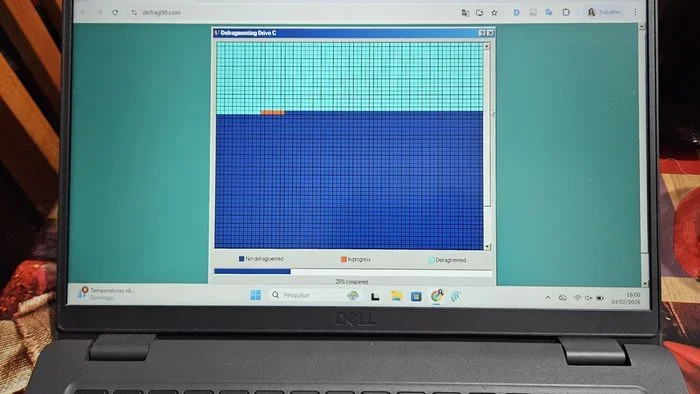 Windows 98 Disk Defrag Simulator revive nostalgia e gera debate sobre desempenho