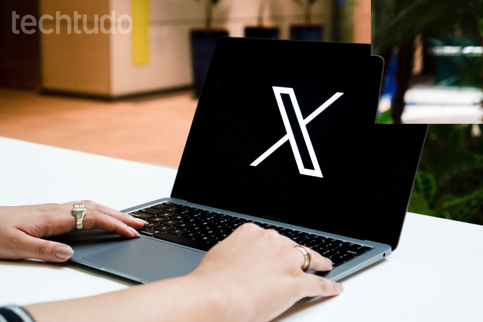 X (Twitter) enfrenta crise: mais de 1.420 reclamações em queda repentina