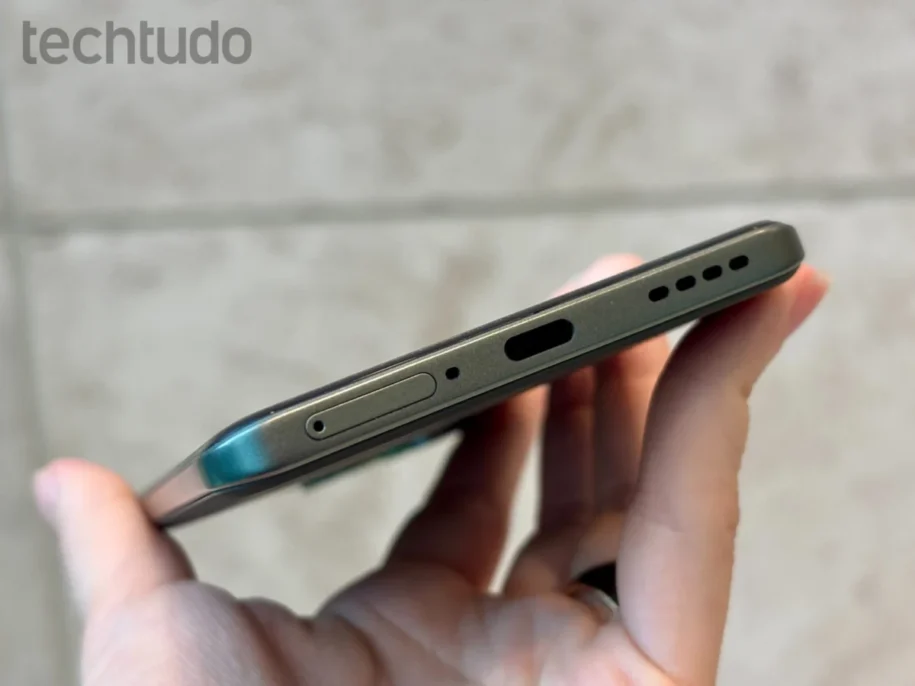 Yuri Sampaio revela truque viral que promete limpar alto-falantes de celular