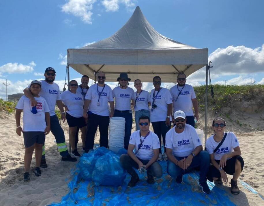 Aeroporto Internacional de Navegantes realiza limpeza na Meia Praia e retira lixo