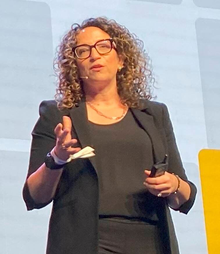 Amy Webb alerta sobre solidão e desemprego enquanto San Antonio Spurs fecha parceria