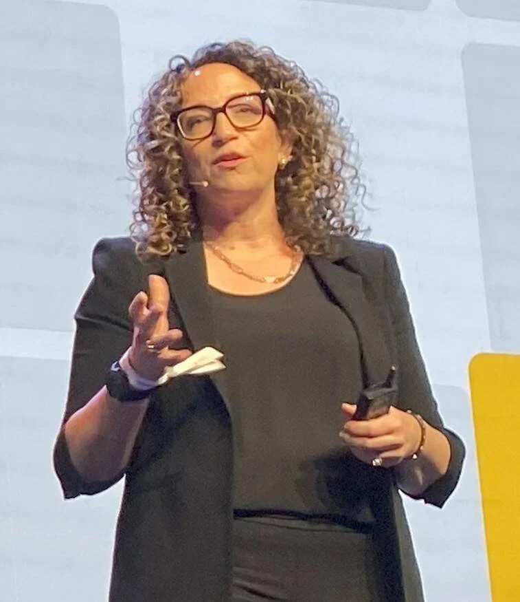 Amy Webb alerta sobre solidão e desemprego enquanto San Antonio Spurs fecha parceria