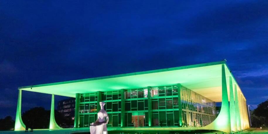 André Mendonça prorroga CPMI do INSS e Davi Alcolumbre enfrenta críticas