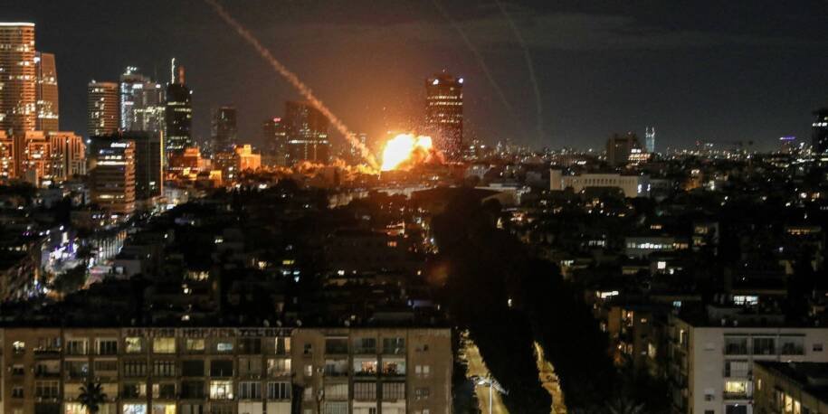 Ataques dos EUA e Israel matam Khamenei e Ahmadinejad; Irã responde com mísseis