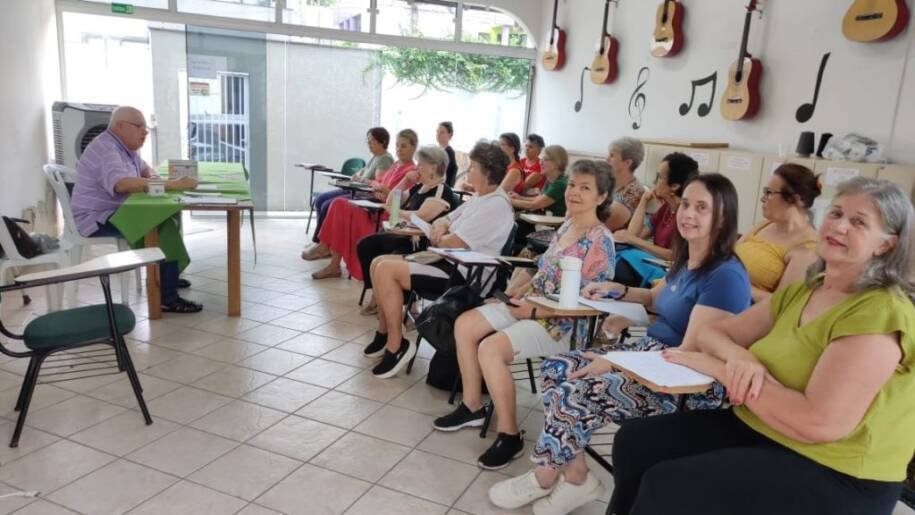 Balneário Camboriú: Nairo Ribeiro lidera oficinas de Chás e Hortas para idosos