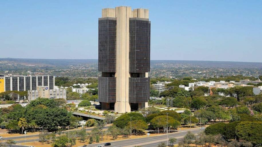 Banco Central decide sobre Selic em meio à pressão e inflação acelerada