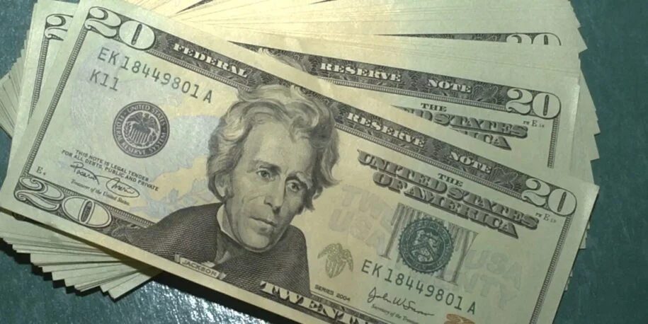 Banco Central injetou US$ 2 bilhões e dólar caiu 1,27% em meio a tensões