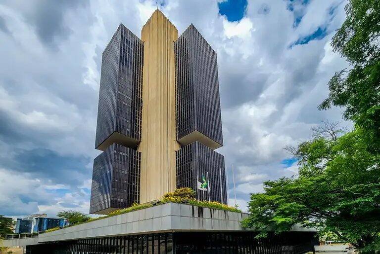 Banco Central reduz juros para 14,75% em meio a conflitos no Oriente Médio
