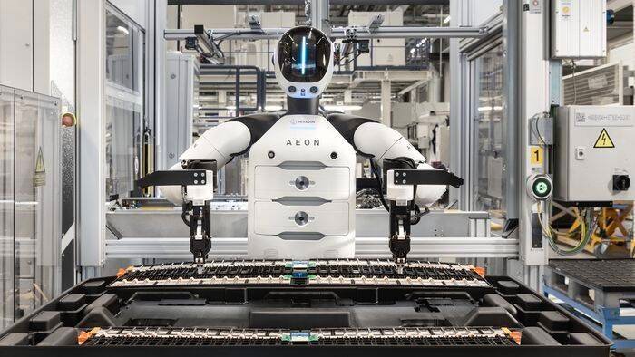 BMW inicia projeto-piloto com robôs humanoides e gera polêmica na indústria