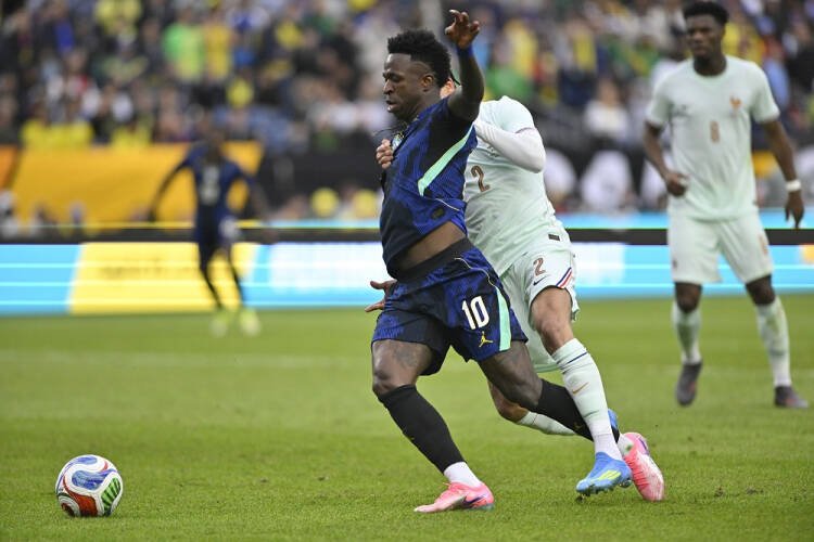 Brasil é derrotado pela França em amistoso tenso com Ancelotti no comando