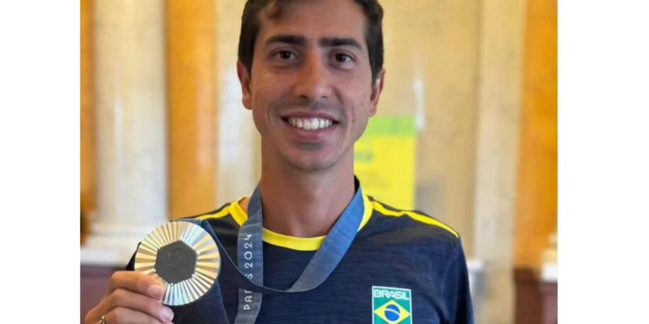 Caio Bonfim conquista prata e quebra recorde em marcha atlética na China