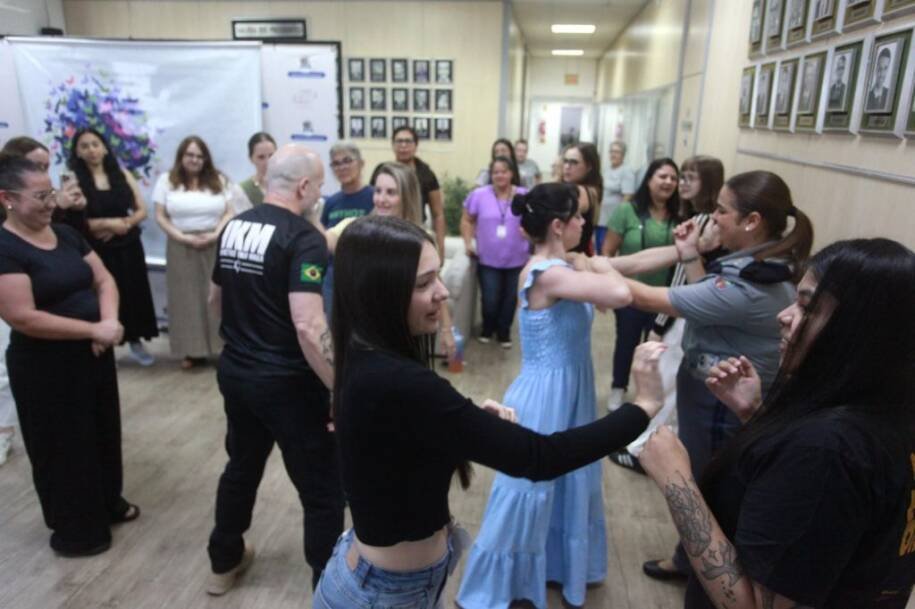 Câmara Municipal de Blumenau promove defesa pessoal para servidoras em evento impactante