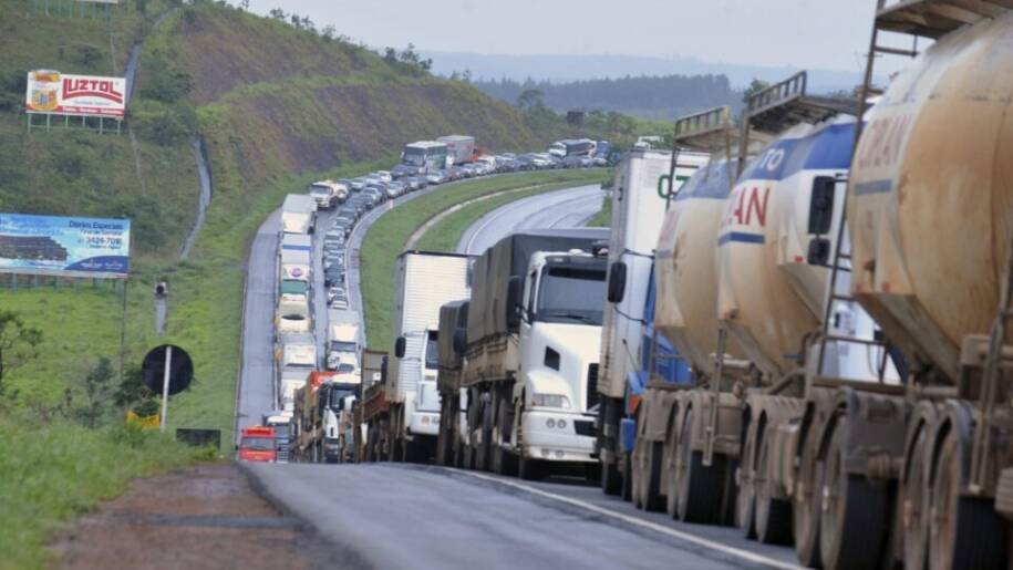 Caminhoneiros ameaçam greve nacional após aumento de diesel e fiscalização
