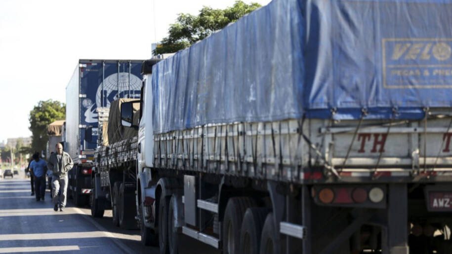 Caminhoneiros se reúnem em Santos para decidir greve contra aumento do diesel
