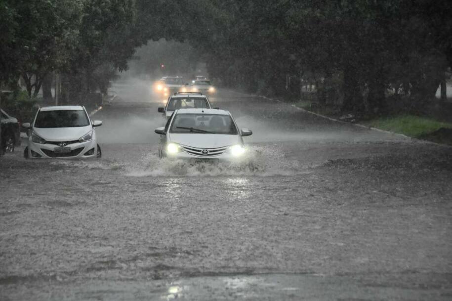 Campo Grande enfrenta alagamentos após mais de 40 mm de chuva em apenas 2 horas
