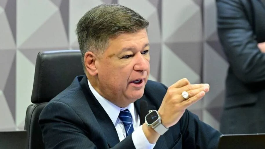 Carlos Viana denuncia R$ 1 bilhão desviado por servidores do INSS em fraudes