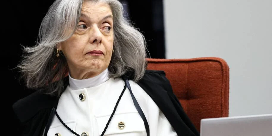 Cármen Lúcia denuncia ameaça de bomba e critica feminicídios em palestra