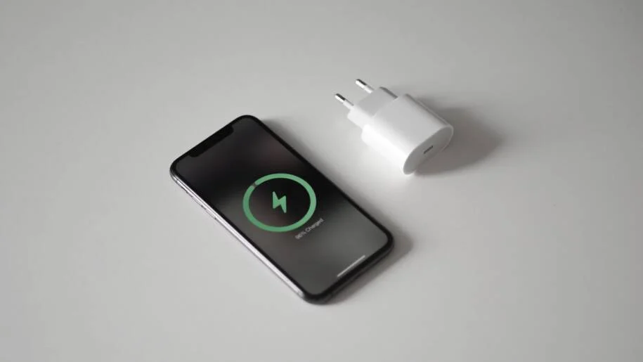 Carregadores potentes não aumentam a conta de luz; entenda a verdade