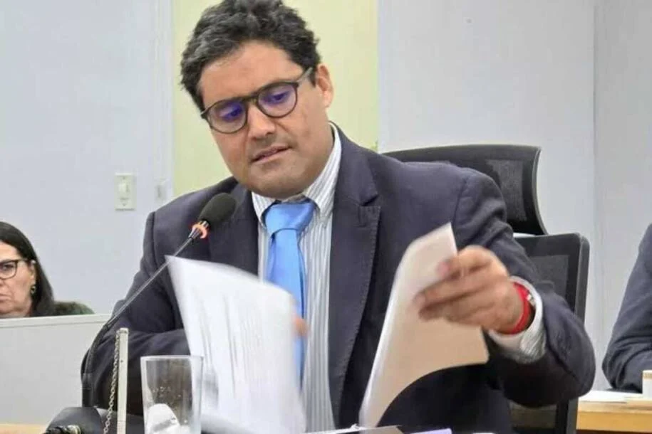 Chicão Vianna enfrenta MPMS por uso irregular de verbas e escândalo de combustível