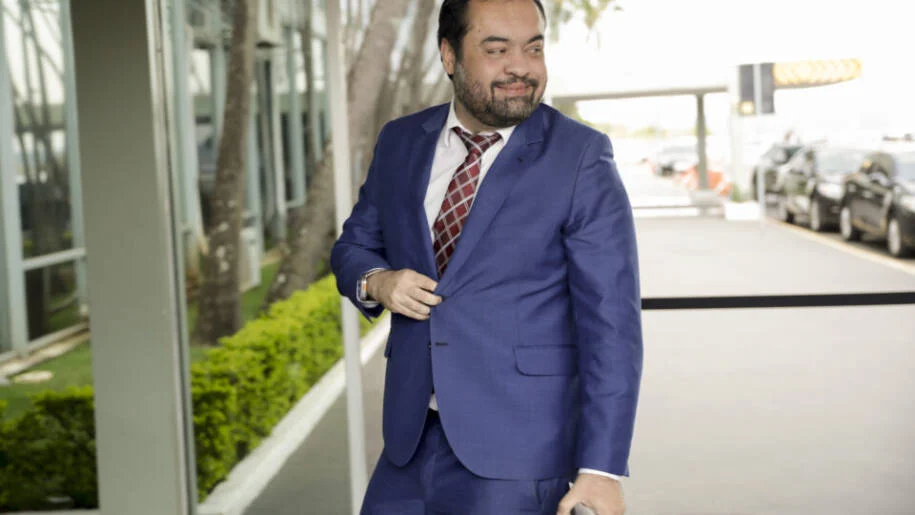 Cláudio Castro renuncia ao governo do Rio e enfrenta julgamento no TSE