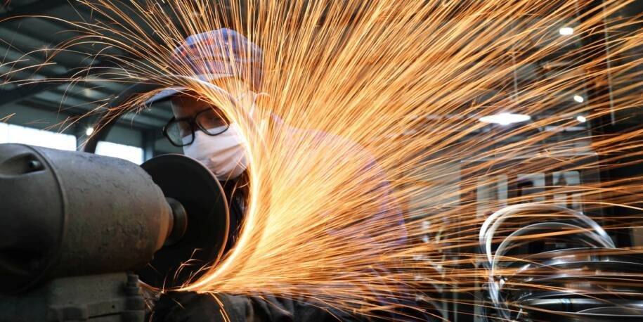 CNI revela que 56% dos empresários industriais planejam investir, mas incertezas crescem