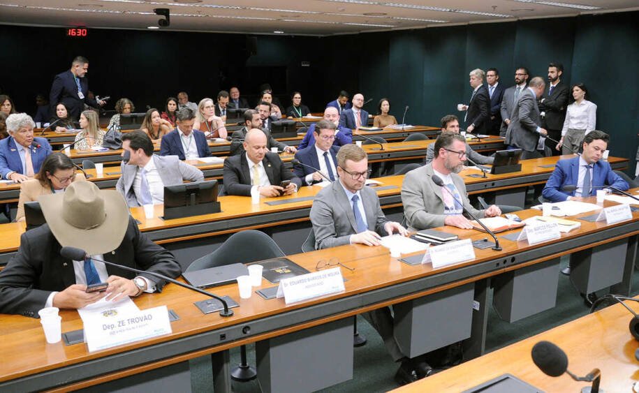 Conselho de Ética adia julgamento de Pollon por ofensas e obstrução no plenário