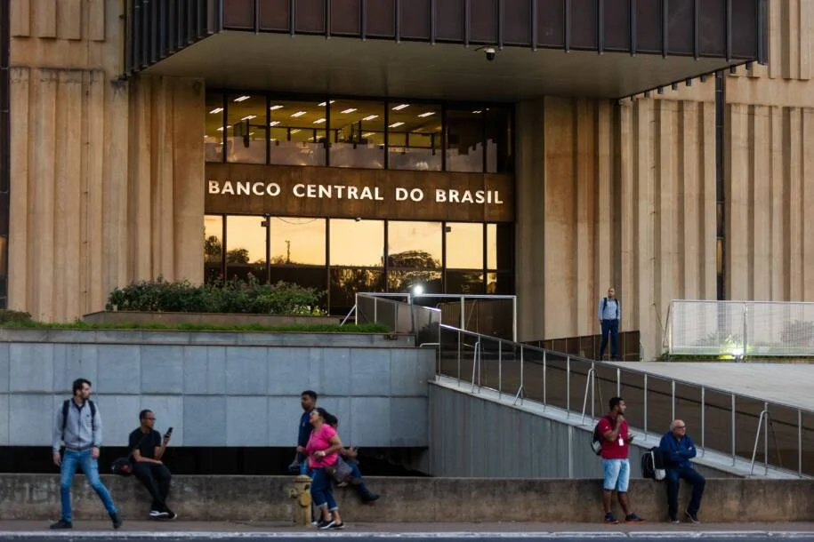 Copom abre espaço para corte maior, mas choque do petróleo gera tensão no mercado