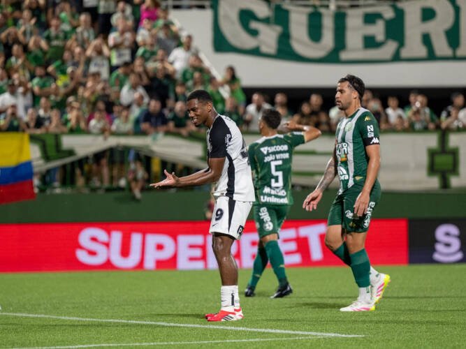 Corinthians empata sem gols com Chapecoense e se complica na tabela