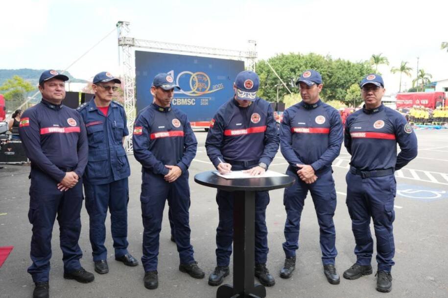 Coronel Fabiano de Souza assina diretriz e encerra simulado histórico do CBMSC