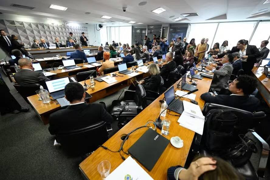 CPI do INSS rejeita relatório que pedia indiciamento de Lulinha em votação tensa