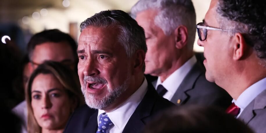 CPMI do INSS pede indiciamento de Jair Bolsonaro e Flávio por fraudes