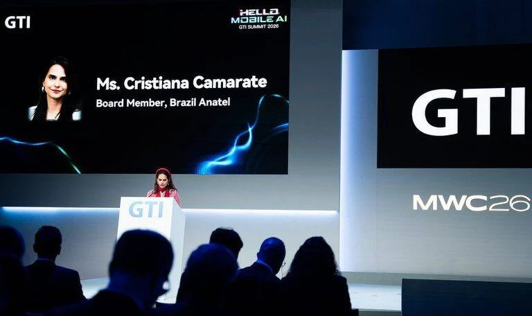 Cristiana Camarate defende regulamentação de IA para evitar riscos na Anatel