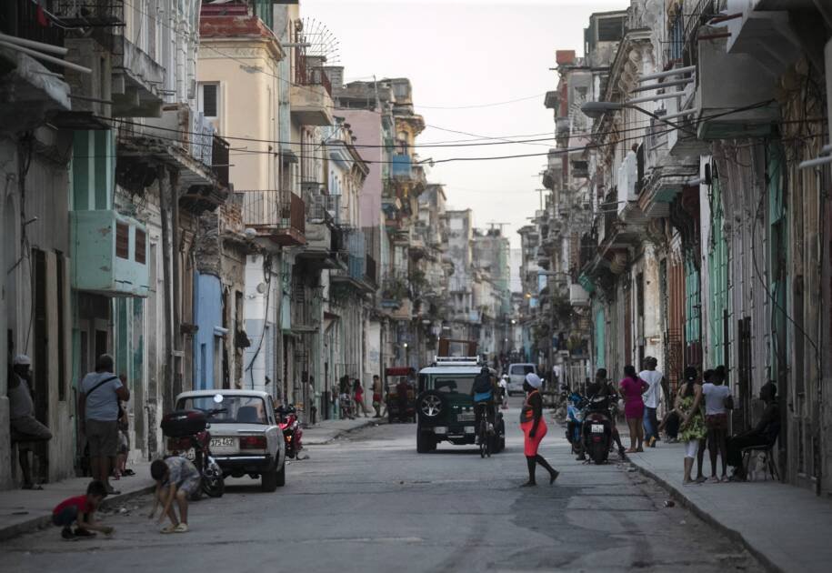 Cuba autoriza parcerias público-privadas e enfrenta crise econômica intensa