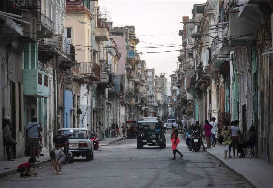 Cuba autoriza parcerias público-privadas e enfrenta crise econômica intensa