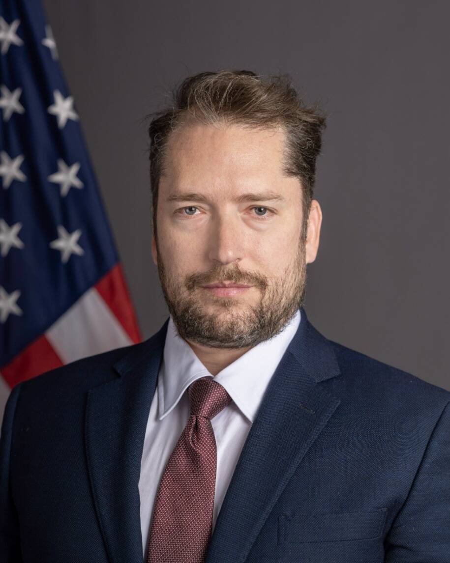 Darren Beattie desafia decisão de Moraes e busca visitar Bolsonaro na prisão