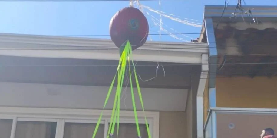 Defesa Civil alerta após balão causar incêndio em casa na Rua Ovídia Colão