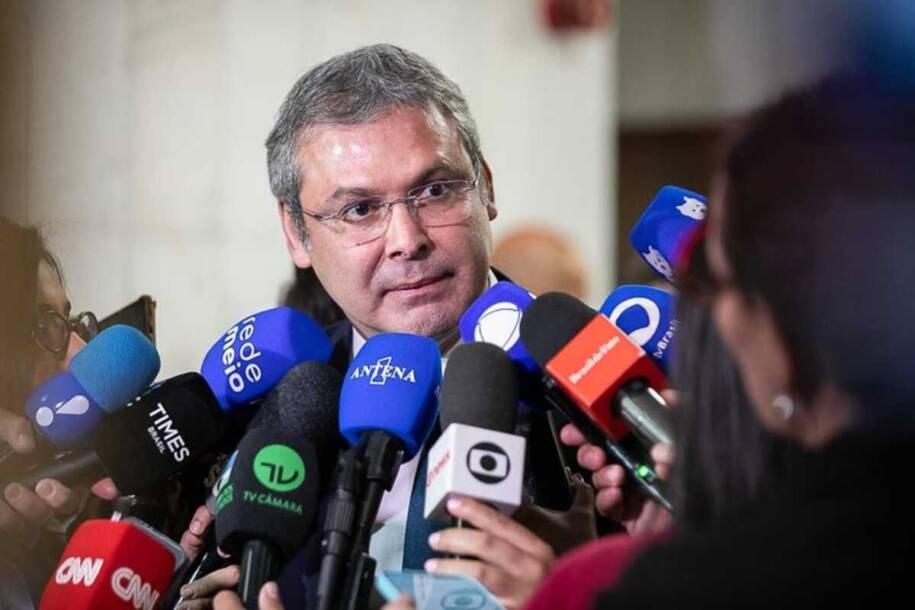 Deputado Lindbergh Farias aciona PGR contra Campos Neto por omissão no Banco Master