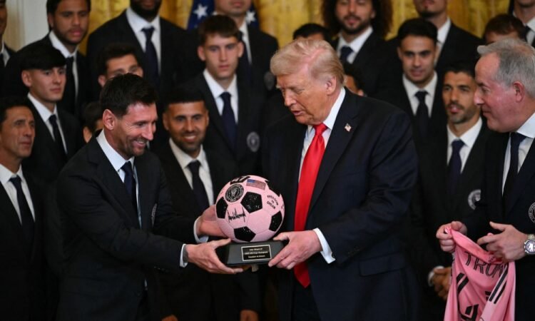 Donald Trump recebe elenco do Inter Miami e provoca debate sobre Pelé e Messi