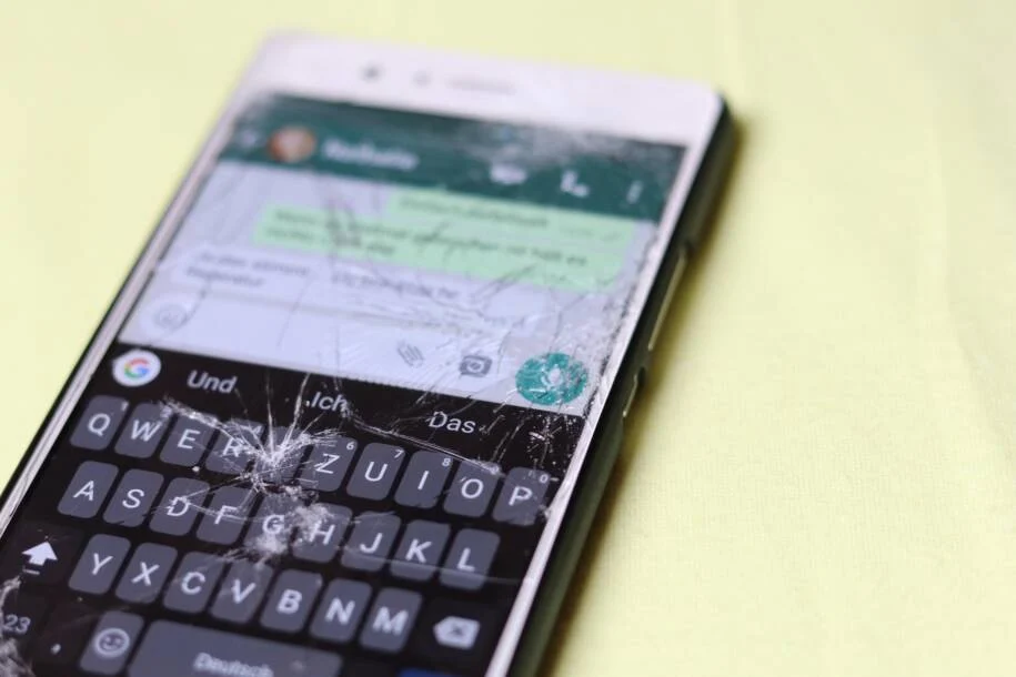 Dra. Paula alerta: tela trincada de celular pode causar infecções graves!