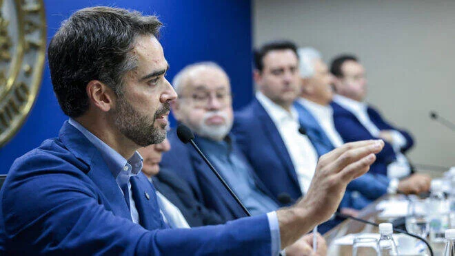 Eduardo Leite critica ideologias e busca eleitores de centro em manifesto