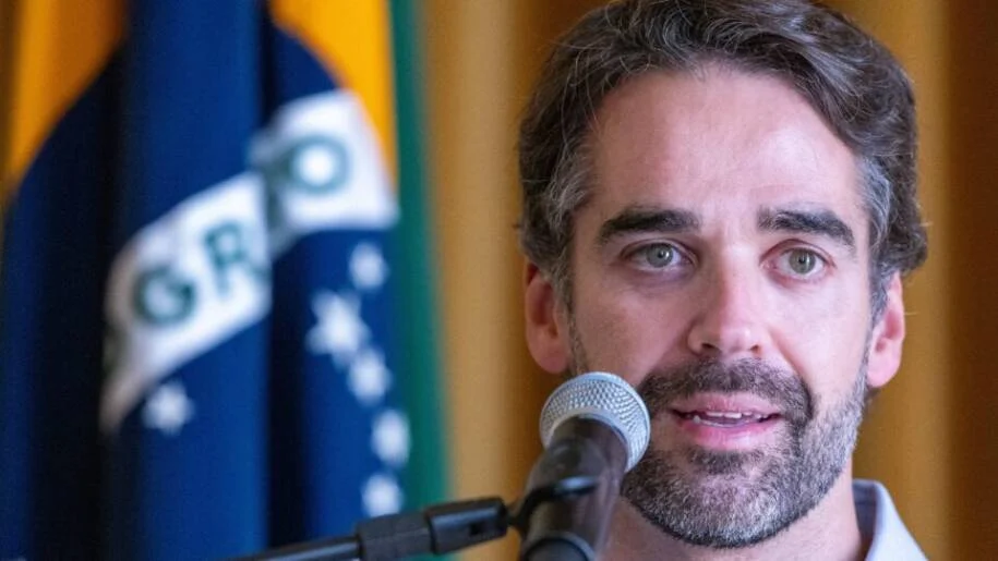 Eduardo Leite oficializa pré-candidatura à Presidência e critica polarização