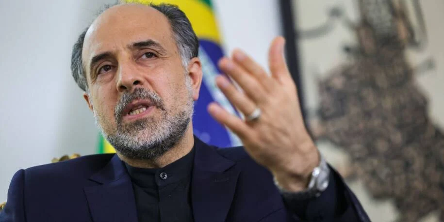 Embaixador Abdollah Ghadiri critica Trump e revela pressão popular no Irã