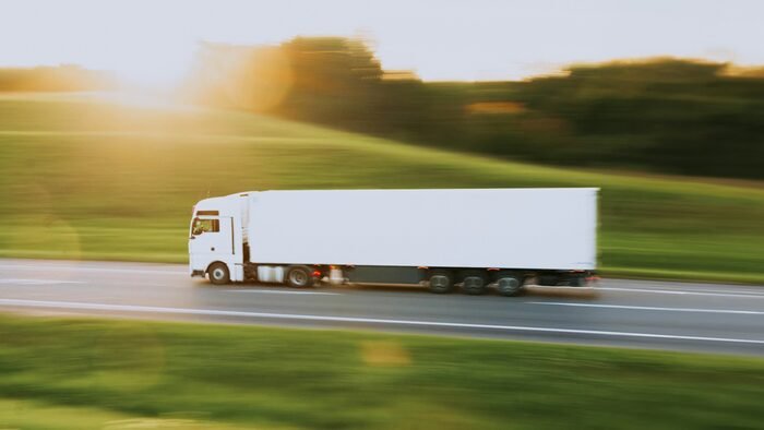 Engenheiro Edwin J. Saltzman transforma caminhões após quase acidente na Califórnia